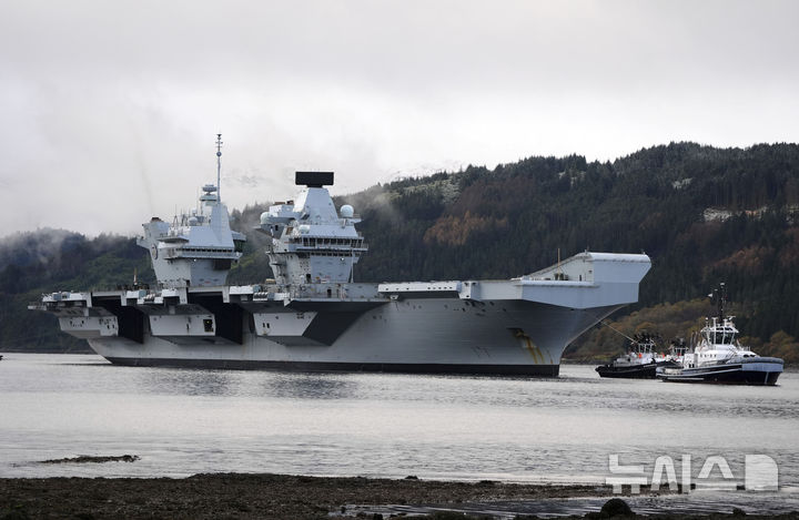 [아가일 앤 뷰트=AP/뉴시스]9일 주한 영국대사관은 자국 항공모함 프린스 오브 웨일스호 전단이 인도·태평양 지역에서의 전개 일환으로 한국을 방문할 예정이라고 밝혔다. 2024년 11월22일 프린스 오브 웨일스호가 스코틀랜드 아가일 앤 뷰트에 정박해 있는 모습. 2025.04.09