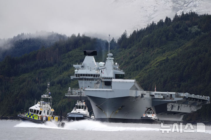 [스코틀랜드=AP/뉴시스] 사진은 지난해 11월 22일 스코틀랜드 아가일앤드뷰트주 록롱호의 글렌말렌에 입항하는 영국 해군 항공모함 '프린스 오브 웨일스'. 2025.08.13.