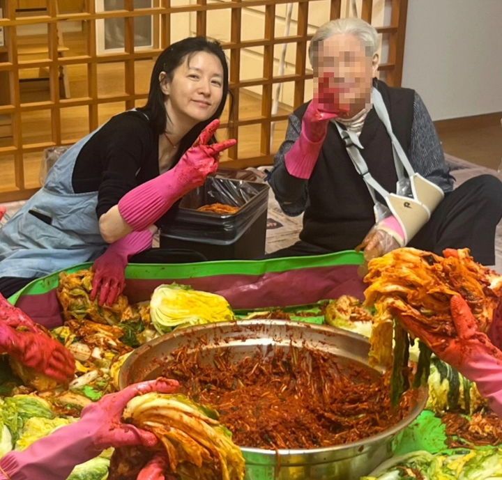 [서울=뉴시스] 배우 이영애가 김장을 열심히 담그고 있는 모습을 공개했다. (사진=인스타그램) *재판매 및 DB 금지