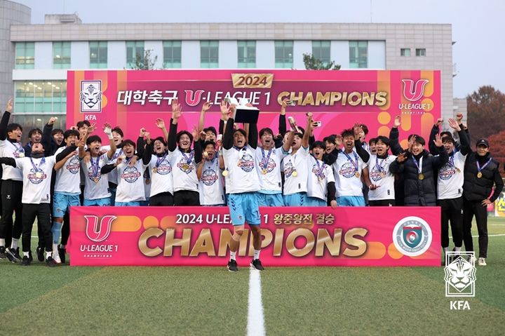 [서울=뉴시스] 대학축구 U리그1 왕중왕전 시상식에서 우승트로피를 들어 올리는 선문대 선수단. (사진=대한축구협회 제공) *재판매 및 DB 금지