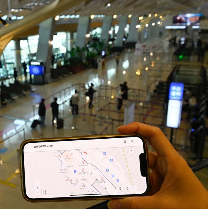 [서울=뉴시스] 사진은 카카오맵 실내지도 서비스로 김포공항 국내선 터미널 내부 시설을 검색하는 모습. 2024.11.22. (사진=한국공항공사 제공) photo@newsis.com *재판매 및 DB 금지