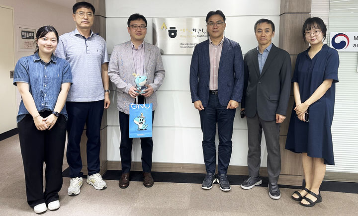 [진주=뉴시스]경상국립대, 베트남 하노이 세종학당 거점 사무소 방문.(사진=경상국립대 제공).2024.11.22.photo@newsis.com *재판매 및 DB 금지