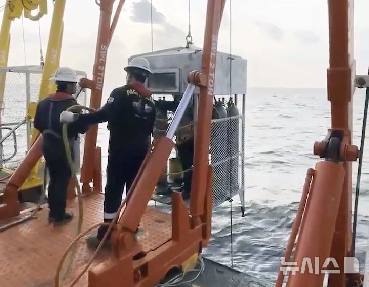 [제주=뉴시스] 금성호 수색 작업 14일 차인 21일 오후 제주 비양도 해상에서 수심 90m 선체 수색을 위해 심해잠수사들이 수중 이송장비(LARS)를 통해 잠수하고 있다. (사진=제주지방해양경찰청 제공) 2024.11.22. photo@newsis.com  