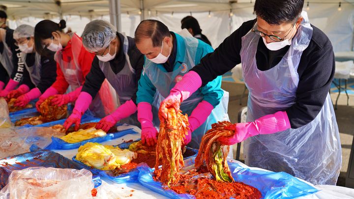 [전주=뉴시스]전북 전주시설공단은 22일 전주월드컵경기장 만남의 광장에서 '사랑의 김장 김치 나눔 행사'를 가졌다.(사진=전주시설공단 제공)2024.11.22.  *재판매 및 DB 금지