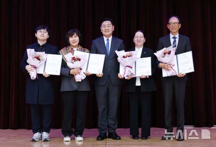 [전주=뉴시스] 22일 전북특별자치도청 대회의실에서 열린 ‘2024 전자민원모니터 성과보고회 및 역량강화 교육’에 김관영 전북지사와 수상자들이 기념촬영을 하고 있다. 2024.11.22  *재판매 및 DB 금지