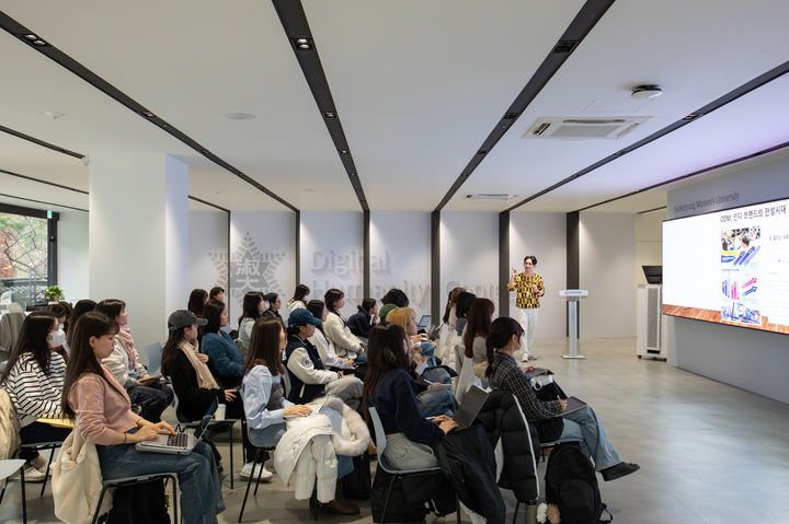 숙명여대 대학일자리플러스센터가 지난 20일 서울 용산구 숙명여대 디지털휴머니티센터에서 개최한 '2024 아모레퍼시픽과 함께하는 현직자 직무특강' 현장. (사진=숙명여대 제공) *재판매 및 DB 금지