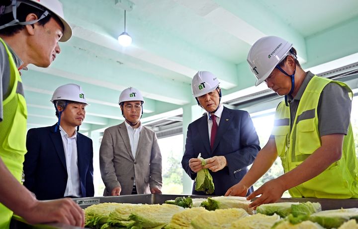 [세종=뉴시스]홍문표 한국농수산식품유통공사(aT)사장이 이천 비축기지를 방문해 시설을 살펴보고 있다. (사진=aT 제공) *재판매 및 DB 금지