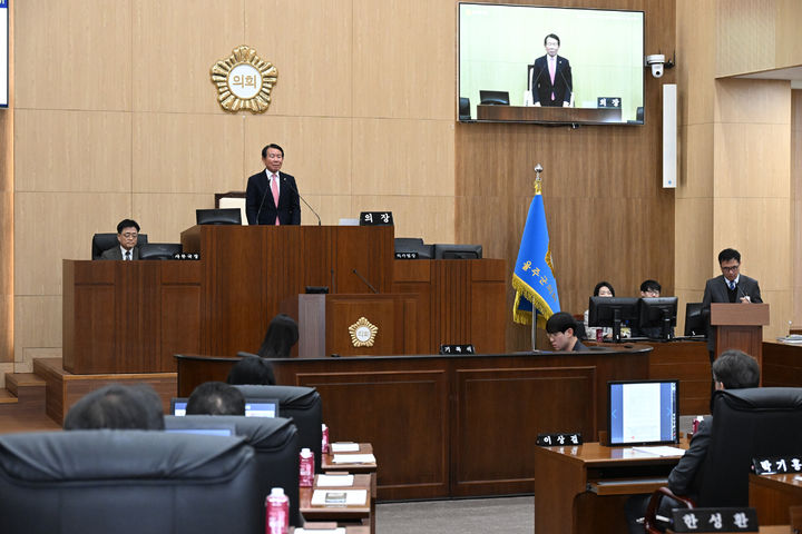 [울산=뉴시스] 울산 울주군의회는 22일 의사당 본회의장에서 이순걸 군수를 비롯한 집행부 간부 공무원이 참석한 가운데 제235회 제2차 정례회 제1차 본회의를 열고 2024년도 마지막 회기 일정에 돌입했다. (사진= 울주군의회 제공) 2024.11.22.photo@newsis.com *재판매 및 DB 금지