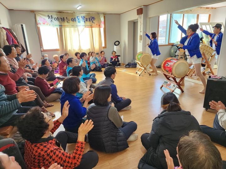 [안동=뉴시스]  22일 칠곡군 지천면 연호2리에서 선보인 '찾아가는 이동복지관'의 한 프로그램. (사진=경북도 제공) 2024.11.22. photo@newsis.com *재판매 및 DB 금지