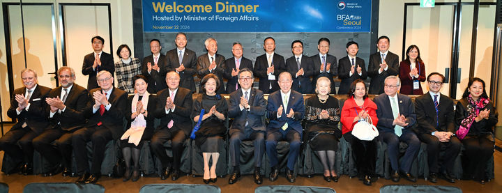 [서울=뉴시스] 조태열 외교부장관은 22일 2024 보아오포럼 서울회의(Boao Forum for Asia Seoul Conference 2024) 주요 참석자들을 위한 환영만찬을 주최, 국제 현안 및 역내 협력 강화방안 등에 대해 의견을 교환하는 한편, 글로벌중추국가 비전 실현을 위한 우리 정부의 노력과 계획을 소개했다. (사진=외교부 제공) 2024.11.22. photo@newsis.com *재판매 및 DB 금지