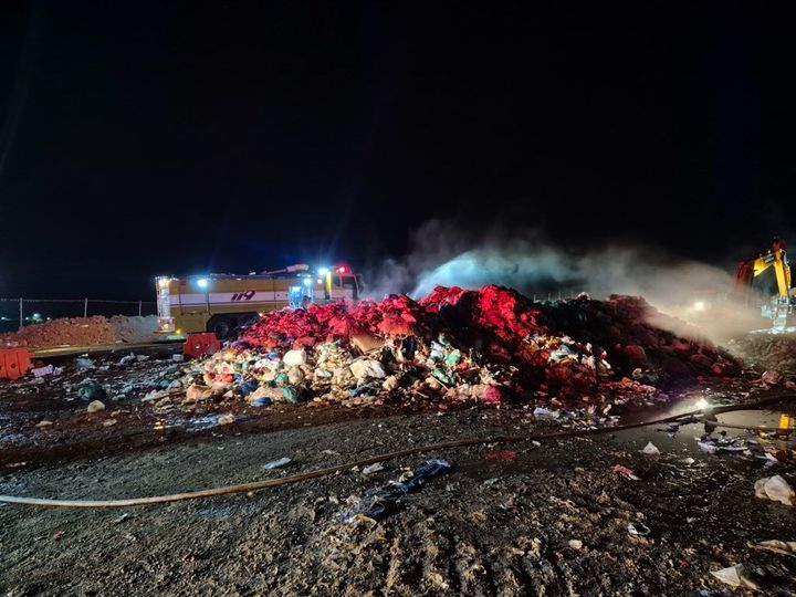 [서산=뉴시스] 22일 오후 9시12분께 충남 서산시 양대동 환경종합타운 내 야외폐기물 적치장에서 불이 나 현장에 출동한 소방대원들이 진화에 나서고 있다. (사진=독자 제공) 2024.11.22. photo@newsis.com  *재판매 및 DB 금지