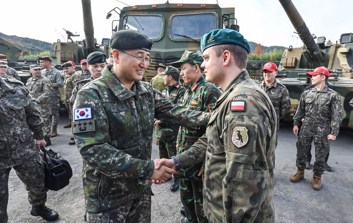 [서울=뉴시스] 육군은 지난 18일부터 전남 상무대 및 대전 자운대 병과학교 등지에서 2024년 후반기 육군 국제과정을 진행하고 있다고 22일 밝혔다.  올해 7월 최초 개설된 국제과정은 K9자주포·K2전차 등 국산 무기체계를 구매했거나 구매하기를 희망하는 주요 방산협력국 장병들을 대상으로 육군이 해당 장비의 전술적 운용방법을 직접 교육하는 프로그램이다. 박안수 육군참모총장이 국제과정에 참가중인 폴란드군 교육생을 격려하고 있다. (사진=육군 제공) 2024.11.22. photo@newsis.com *재판매 및 DB 금지