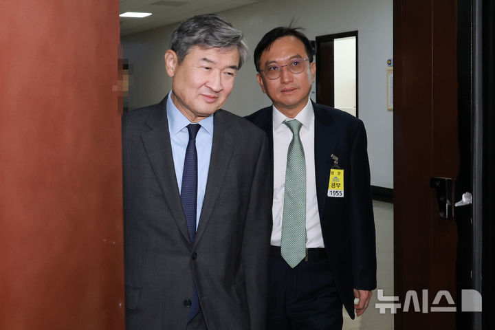 [서울=뉴시스] 국회사진기자단 = 조태용 전 국가정보원장이 지난해 11월 22일 오전 서울 여의도 국회에서 열린 정보위원회 전체회의에 출석하고 있다. 오른쪽은 김남우 전 국가정보원 기획조정실장. 2024.11.22. photo@newsis.com