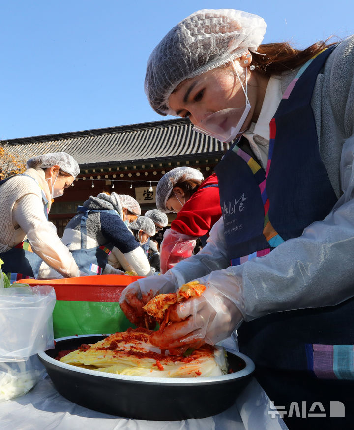 [서울=뉴시스] 김혜진 기자 = 김치의 날인 22일 오전 서울 성북구 삼청각에서 행사에 참가한 관계자가 김치를 담그고 있다. 2024.11.22. jini@newsis.com