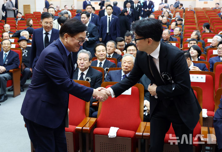 [서울=뉴시스] 전신 기자 = 우원식 국회의장과 한동훈 국민의힘 대표가 22일 서울 동작구 국립서울현충원 현충관에서 열린 고 김영삼 전 대통령 서거 9주기 추모식에서 인사하고 있다. 2024.11.22. photo1006@newsis.com