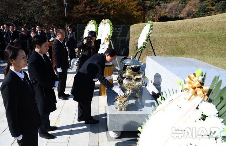 [서울=뉴시스] 전신 기자 = 22일 서울 동작구 국립서울현충원에서 열린 고 김영삼 전 대통령 서거 9주기 추모식을 마친 김현철 김영삼대통령기념재단 이사장과 손자 김인규 대통령실 행정관이 묘역을 찾아 참배하고 있다. 2024.11.22. photo1006@newsis.com