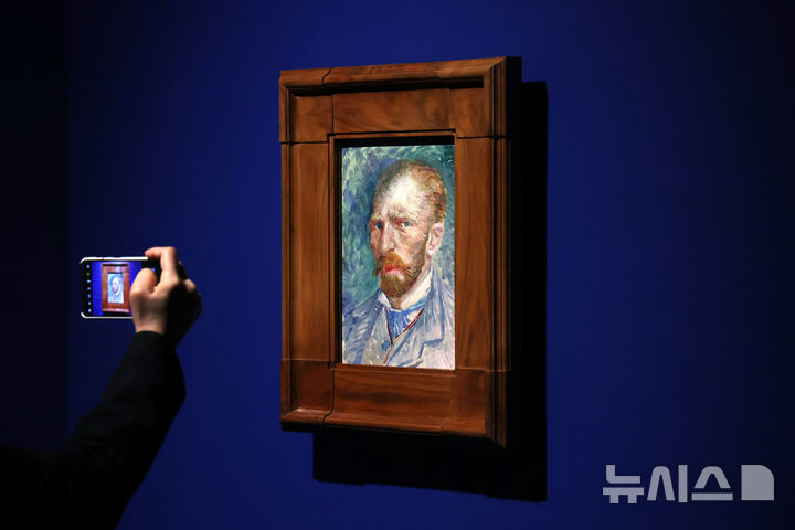[서울=뉴시스] 박진희 기자 = 22일 서울 서초구 예술의전당 한가람미술관에서 '불멸의 화가 반 고흐'전 언론 공개 행사를 갖고 네덜란드 크뢸러 뮐러 미술관 소장 작품 '자화상'을 선보이고 있다. 2024.11.22. pak7130@newsis.com