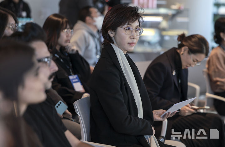 [서울=뉴시스] 정병혁 기자 = 노소영 아트센터 나비 관장이 최태원 SK그룹 회장의 동거인인 김희영 티앤씨재단 이사장을 상대로 제기한 손해배상 청구 소송과 관련해 신청한 소송비용확정이 법원에서 인용됐다. 사진은 노 관장이 지난해 11월 서울 종로구 아트코리아랩에서 열린 2024 아트코리아랩 페스티벌에서 이수진 세종대학교 인공지능 데이터사이언스학과 교수의 'AI 휴머니티' 주제 관련 발표를 듣고 있는 모습. 2024.11.22. jhope@newsis.com