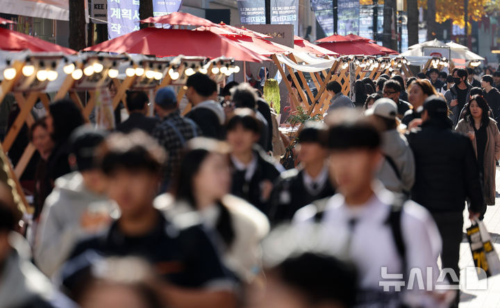 [대구=뉴시스] 이무열 기자 = 22일 대구 중구 동성로 일원에서 열린 2024 동성로 디저트 페스타에서 시민들이 디저트를 살펴보고 있다. 2024.11.22. lmy@newsis.com