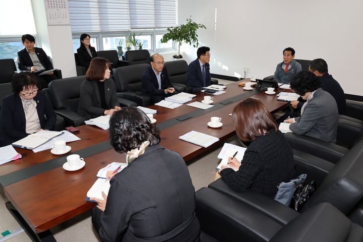 [양산=뉴시스] 나동연 시장과 간부공무원들이 겨울철 대비 종합대책을 논의하는 11월 정기 티타임을 하고 있다. (사진=양산시 제공) 2024.11.23. photo@newsis.com *재판매 및 DB 금지