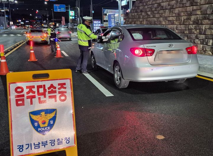 [수원=뉴시스] 경기남부청이 지난 22일 관내 유흥가 주변과 동수원 톨게이트에서 일제 음주·마약 운전 단속을 진행했다. (사진=경기남부청 제공) 2024.11.23. photo@newsis.com *재판매 및 DB 금지