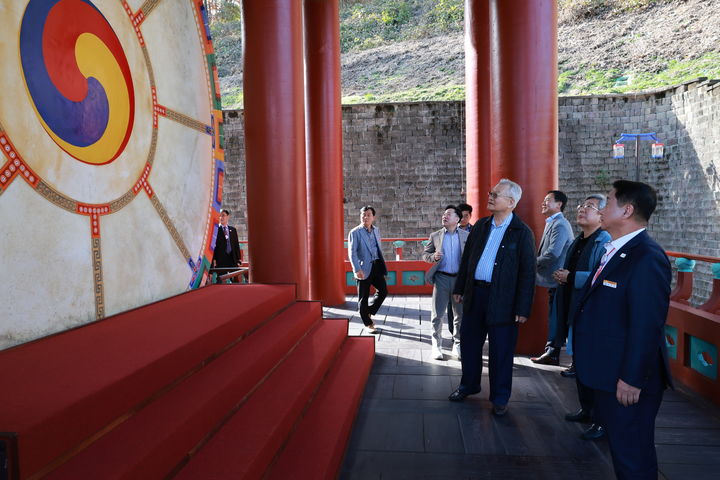 [영동=뉴시스] 지난 14일 충북 영동군을 방문한 크라운해태 윤영달(가운데) 회장이 세계 기네스에 등재된 천고 북을 바라보며 국악에 대한 애정을 드러내고 있다. (사진=영동군 제공) photo@newsis.com *재판매 및 DB 금지