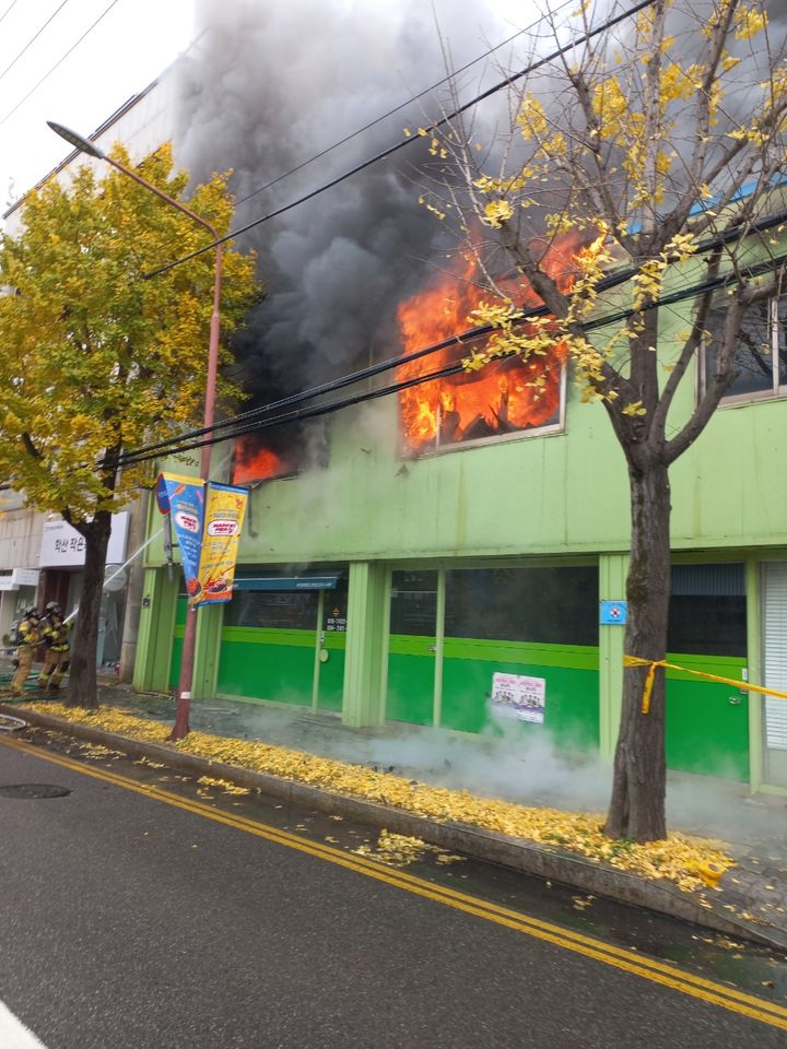 [포항=뉴시스] 23일 오후 포항시 대신동 한 상가 건물이 불에 타고 있다. (사진=경북소방본부 제공) 2024.11.23 photo@newsis.com2 *재판매 및 DB 금지