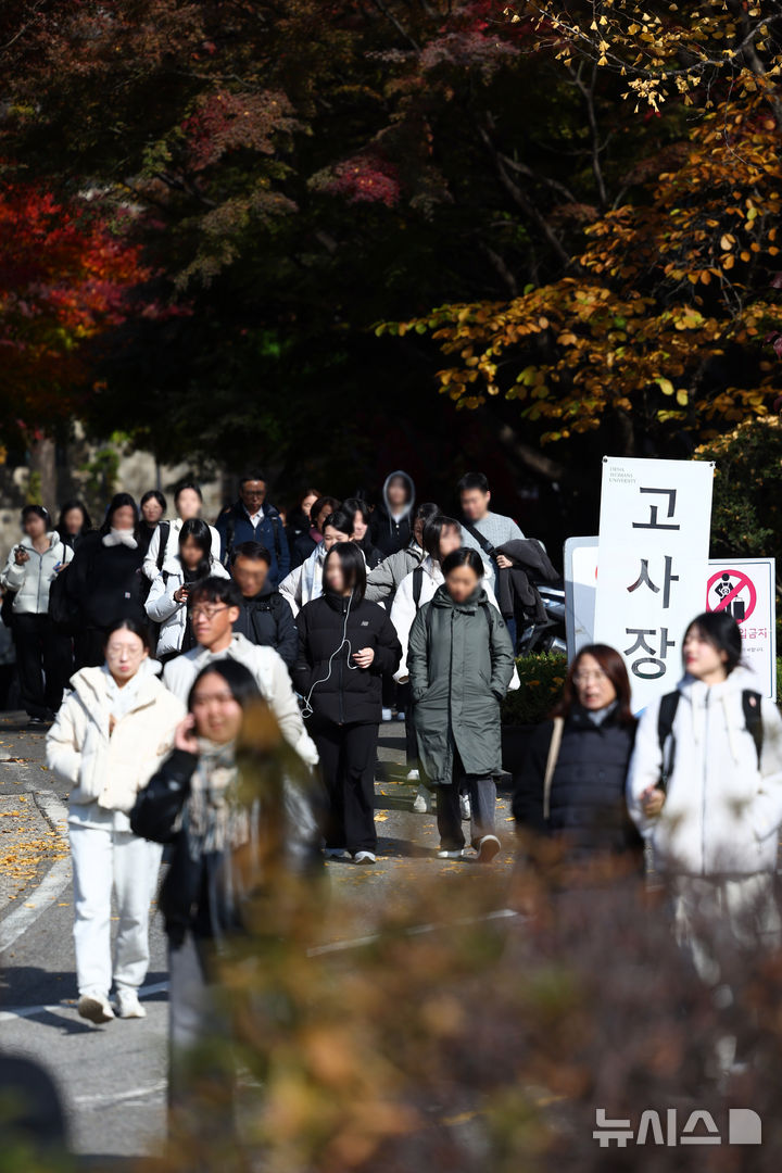 [서울=뉴시스] 전신 기자 = 23일 서울 서대문구 이화여자대학교에서 열린 2025학년도 수시모집 논술고사를 마친 수험생들이 고사장을 나서고 있다. 2024.11.23. photo1006@newsis.com