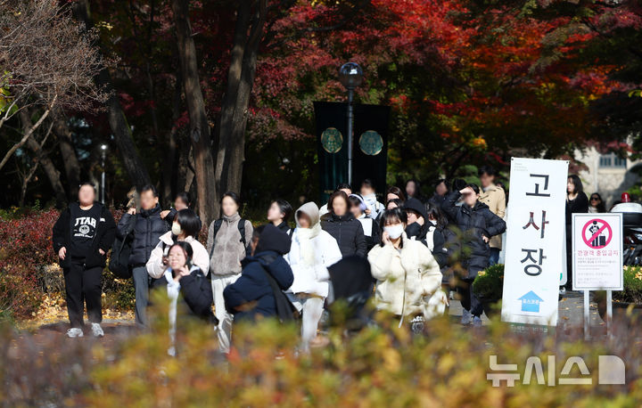 [서울=뉴시스] 전신 기자 = 23일 서울 서대문구 이화여자대학교에서 열린 2025학년도 수시모집 논술고사를 마친 수험생들이 고사장을 나서고 있다. 2024.11.23. photo1006@newsis.com