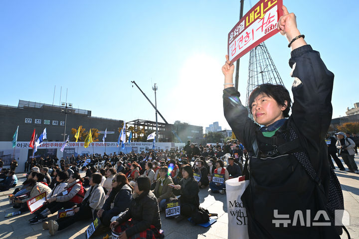 [광주=뉴시스] 이영주 기자 = 23일 오후 광주 동구 5·18민주광장에서 열린 '윤석열 퇴진 시국대성회'에 참여한 한 시민이 손팻말을 이용해 윤석열 대통령의 퇴진을 촉구하고 있다. 2024.11.23. leeyj2578@newsis.com