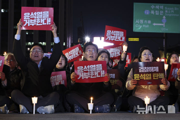 [서울=뉴시스] 김근수 기자 = 이재명 더불어민주당 대표를 비롯한 지도부 의원들이 지난 23일 서울 종로구 광화문 광장에서 열린 ‘김건희-채상병 특검 추진! 국정농단 규명! 윤석열을 거부한다’ 2차 시민행진 집회에서 구호를 외치고 있다. 2024.11.23. ks@newsis.com