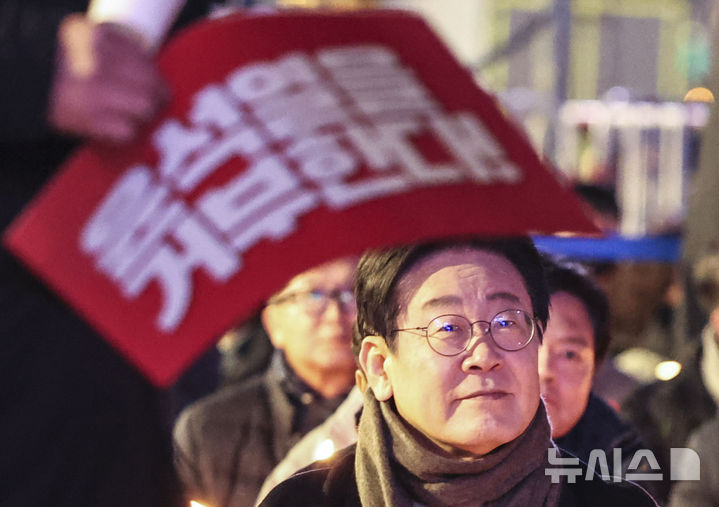 [서울=뉴시스] 김근수 기자 = 이재명 더불어민주당 대표가 23일 서울 종로구 광화문 광장에서 열린 ‘김건희-채상병 특검 추진! 국정농단 규명! 윤석열을 거부한다’ 2차 시민행진 집회에서 참석해 있다. 2024.11.23. ks@newsis.com