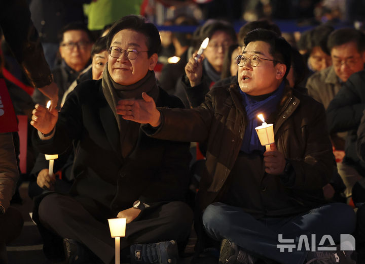 [서울=뉴시스] 김근수 기자 = 이재명 더불어민주당 대표와 박찬대 더불어민주당 원내대표가 23일 서울 종로구 광화문 광장에서 열린 ‘김건희-채상병 특검 추진! 국정농단 규명! 윤석열을 거부한다’ 2차 시민행진 집회에서 참석해 있다. 2024.11.23. ks@newsis.com