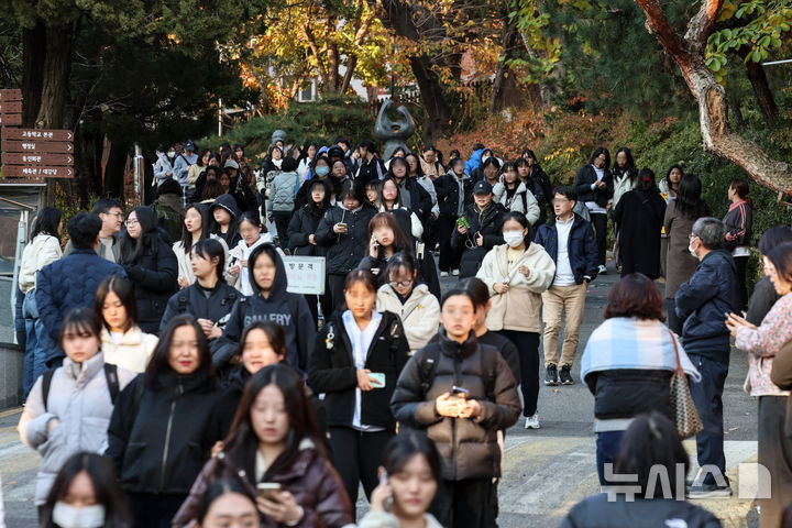 [서울=뉴시스] 김근수 기자 = 23일 서울 서초구 동덕여자중고등학교에서 열린 2025학년도 동덕여자대학교 수시 논술고사장에서 수험생들이 논술시험을 마치고 교문을 나서고 있다.   남녀공학 논의로 동덕여자대학교와 학생들간 치열한 대치 국면에 수험생들은 성북구 동덕여자대학교 캠퍼스가 아닌 세화여중고등학교, 동덕여중고등학교에서 논술고사를 치렀다. 2024.11.23. ks@newsis.com