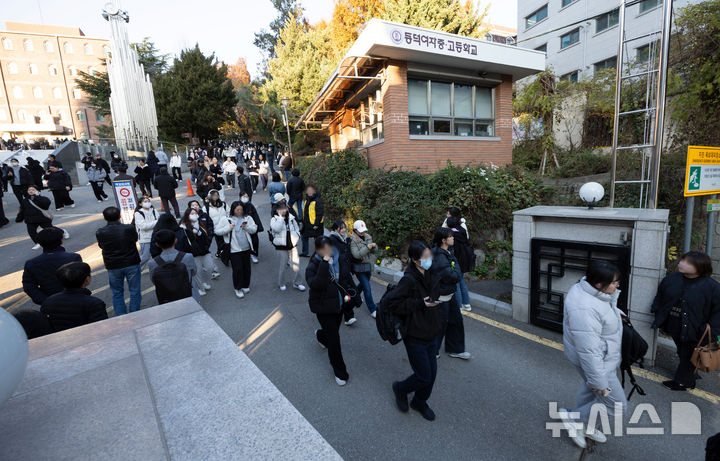 [서울=뉴시스] 김근수 기자 = 23일 서울 서초구 동덕여자중고등학교에서 열린 2025학년도 동덕여자대학교 수시 논술고사장에서 수험생들이 논술시험을 마치고 교문을 나서고 있다.   남녀공학 논의로 동덕여자대학교와 학생들간 치열한 대치 국면에 수험생들은 성북구 동덕여자대학교 캠퍼스가 아닌 세화여중고등학교, 동덕여중고등학교에서 논술고사를 치렀다. 2024.11.23. ks@newsis.com