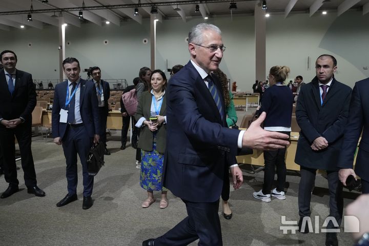 [AP/뉴시스] COP29를 주최한 아제르바이잔의 무크타르 바비예프 COP의장이 24일 새벽 폐막 인사를 마치고 협상 참여자들게게 손을 내밀고 있다. 이번 회의에서 주최국 진행에 대한 비판이 많았다. 