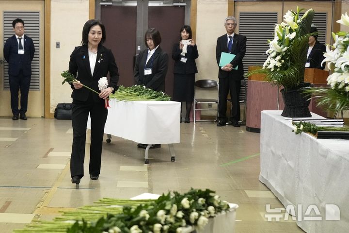 [니가타=AP/뉴시스]이쿠이나 아키코 일본 외무성 정무관이 지난 24일 니가타현에서 열린 사도광산 노동자 추도식에서 헌화하고 있다. 2024.11.26.