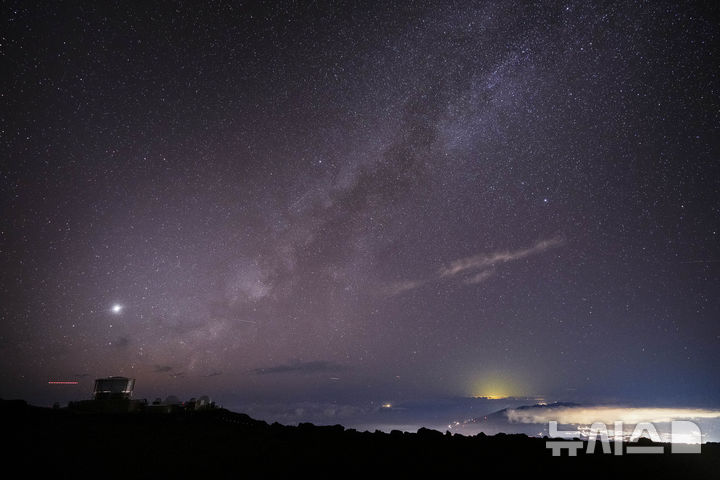 &nbsp; 남아공의 초대형 천체 망원경 미어캣은 최근 기존 은하수의 32배에 달하는 거대 전파은하를 발견했다고 2월 1일 발표했다. 사진은 하와이 쿨라 부근의 할레아칼라 국립공원 천측망원경이 촬영한 지난 해 11월 23일의 은하수.&nbsp; 2025. 02. 02.&nbsp; 