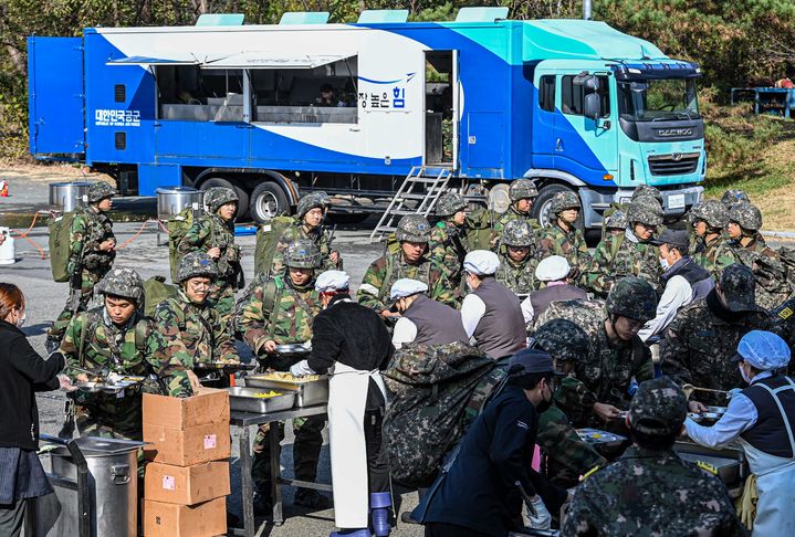 [대구=뉴시스] 공군 제11전투비행단은 올해 전투지휘검열 수검을 통해 장병의 전·평시 임무수행능력을 검증했다. (사진=공군 제11전투비행단 제공) 2024.11.24. photo@newsis.com *재판매 및 DB 금지