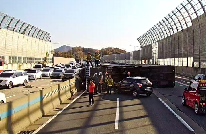 [시흥=뉴시스] 24일 오후 1시9분께 경기 시흥시 조남동 수도권제1순환고속도로에서 사고가 발생했다. (사진=경기도소방재난본부 제공) 2024.11.24. photo@newsis.com  *재판매 및 DB 금지