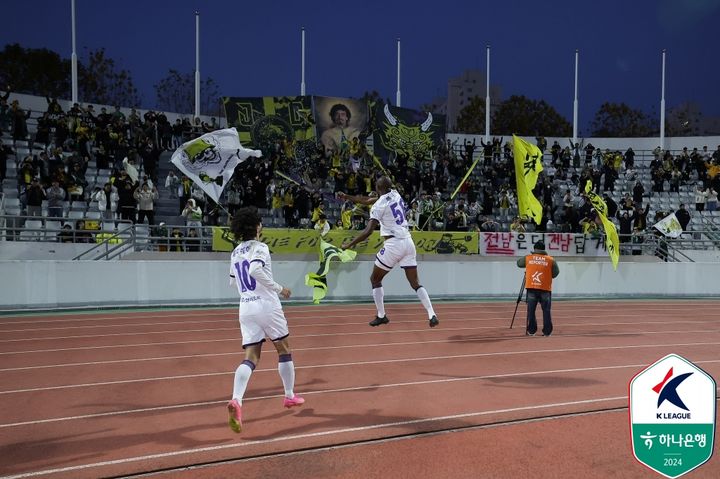 [서울=뉴시스] 프로축구 K리그2 전남드래곤즈의 플라카. (사진=한국프로축구연맹 제공) *재판매 및 DB 금지