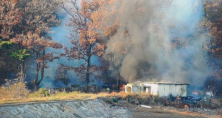 [인천=뉴시스] 24일 오후 인천 강화군 삼사면 미법도 야산에서 불이 나고 있다. (사진=인천소방본부 제공) 2024.11.24. photo@newsis.com *재판매 및 DB 금지