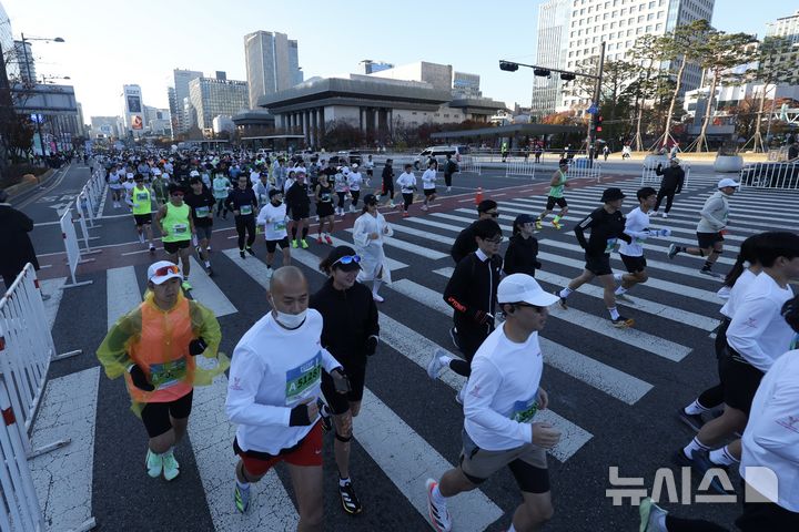 [서울=뉴시스] 김명년 기자 = 24일 오전 서울 종로구 세종대로에서 열린 서울 YMCA 마라톤대회에서 참가자들이 힘차게 달리고 있다. 2024.11.24. kmn@newsis.com