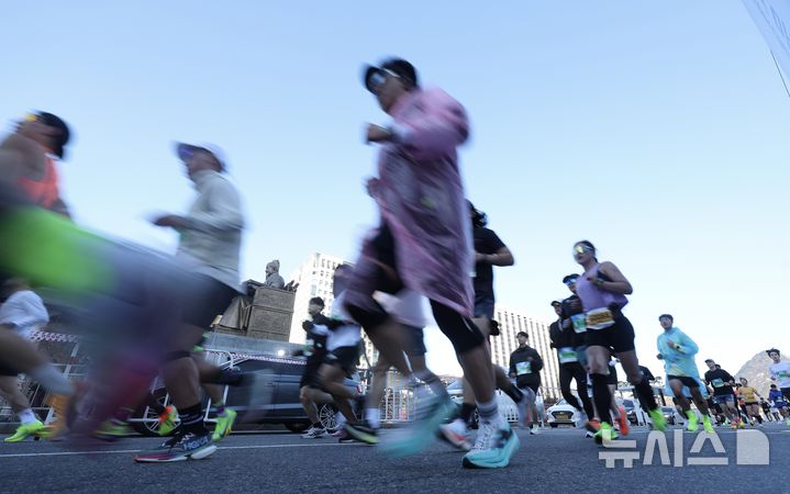 [서울=뉴시스] 김명년 기자 = 24일 오전 서울 종로구 세종대로에서 열린 서울 YMCA 마라톤대회에서 참가자들이 힘차게 달리고 있다. 2024.11.24. kmn@newsis.com