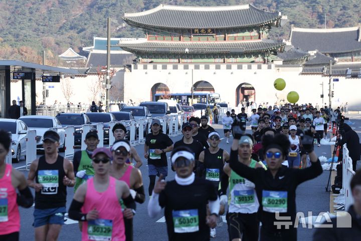 [서울=뉴시스] 김명년 기자 = 24일 오전 서울 종로구 세종대로에서 열린 서울 YMCA 마라톤대회에서 참가자들이 힘차게 달리고 있다. 2024.11.24. kmn@newsis.com