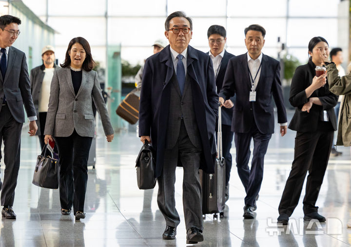 [인천공항=뉴시스] 황준선 기자 = 조태열 외교부 장관이 24일 오후 인천국제공항 1터미널에서 이탈리아 출장을 위해 출국하고 있다. 2024.11.24. hwang@newsis.com