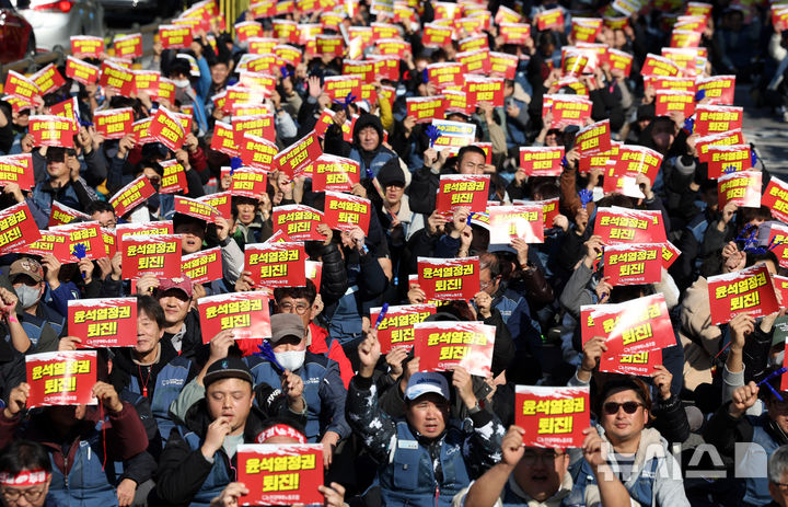 [서울=뉴시스] 김명년 기자 = 전국택배노동조합 조합원들이 24일 오후 서울 중구 서울역 4번출구 앞에서 전국택배노동자대회를 열고 구호를 외치고 있다. 2024.11.24. kmn@newsis.com