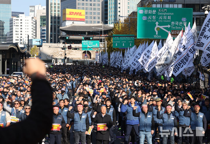 [서울=뉴시스] 김명년 기자 = 전국택배노동조합 조합원들이 24일 오후 서울 중구 서울역 4번출구 앞에서 전국택배노동자대회를 열고 구호를 외치고 있다. 2024.11.24. kmn@newsis.com