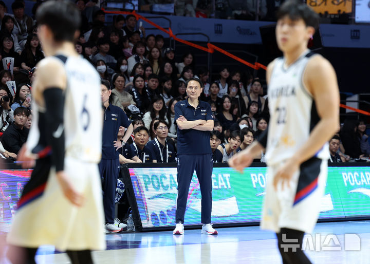 [고양=뉴시스] 이영환 기자 = 지난해 11월24일 오후 경기 고양시 고양 소노 아레나에서 열린 '2025 국제농구연맹(FIBA) 아시아컵 예선' 4차전 호주와 한국의 경기, 한국 안준호 감독이 경기를 지켜보고 있다. 2024.11.24. 20hwan@newsis.com
