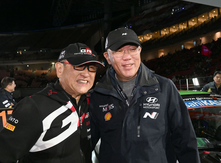 [서울=뉴시스] 최동준 기자 = 현대자동차가 21일부터 24일까지 일본 아이치현과 기후현에서 열린 2024 WRC 시즌 드라이버·코드라이버 부문 우승을 달성했다고 24일 밝혔다. 사진은 이날 정의선 회장이 도요다 아키오 도요타그룹 회장과 기념촬영 하는 모습. (사진=현대자동차 제공) 2024.11.24. photo@newsis.com *재판매 및 DB 금지